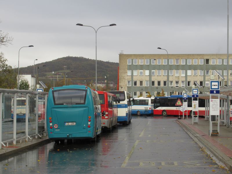 Smìsice autobusù místní Arrivy na Autobusovém nádraží. Vlastnická historie zdejšího dopravce se dobøe odráží na pestrosti barevného provedení jednotlivých autobusù.