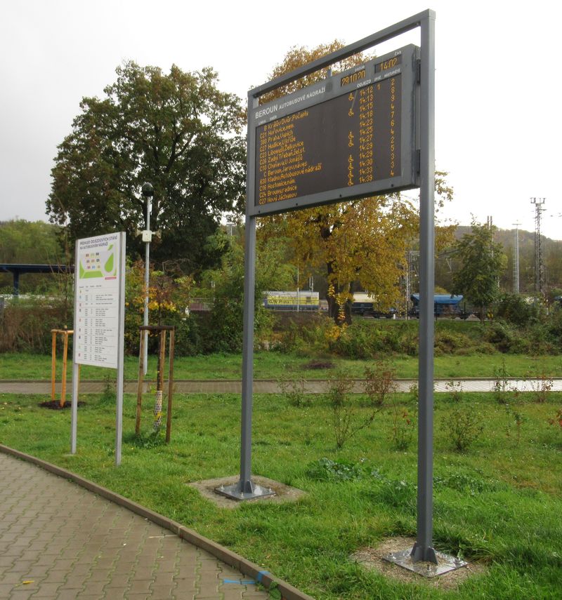 Berounské autobusové nádraží v nové poloze hned u vlakového nádraží nabízí také elektronické informace. Pùvodní autobusové nádraží leželo na druhém bøehu Berounky ve ètvrti Závodí.