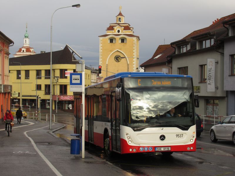 Linka C a nejnovìjší Mercedes-Benz Conecto z roku 2020 již v barvách PID na zastávce u Plzeòské brány. Linka C spojuje místní èásti Zdejcinu a Jarov a cestou jede také pøes centrum, èásteènì i pøes Velké sídlištì a Autobusové nádraží. Zpravidla na ní jezdí jediný autobus.