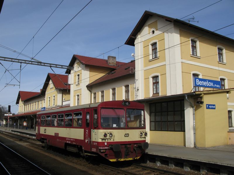 Venkovská lokálka i s legendárními motorovými vozy øady 810 vede z Benešova pøes Vlašim do Trhového Štìpánova. Kvùli nízké rychlosti cestující preferují pro dopravu mezi Benešovem a Vlašimí hlavnì autobusy.