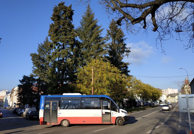Jeden ze dvou minibusù Roseto z roku 2019, které jsou již oznaèeny evidenèními èísly PID, projíždí v listopadu 2020 od provizorní zastávky Aut.st. smìrem k pivovaru. Linky MHD zde byly vedeny jednosmìrnì.