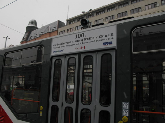 V Brnì zbývají už pouze 2 tramvaje KT8D5, které ještì neprošly modernizací spoèívající v dosazení støedního nízkopodlažního èlánku. V roce 2013 by už mìly být bezbariérové všechny.