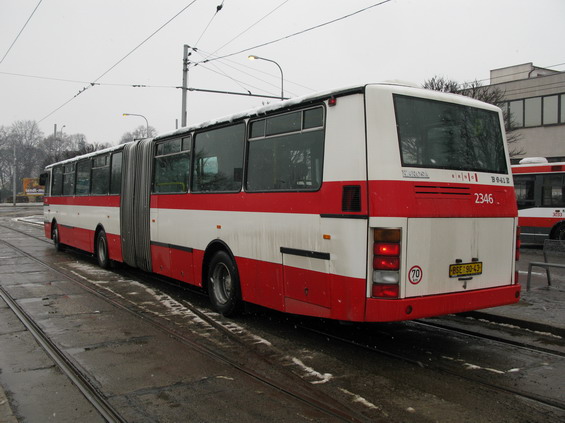 Modernizacemi procházejí také autobusy, kloubové i standardní - v roce 2012 totiž nebyl poøízen jediný nový vùz. Zde vyjíždí od nádraží v Královì Poli operativní záloha hradit tramvajovou linku 6.