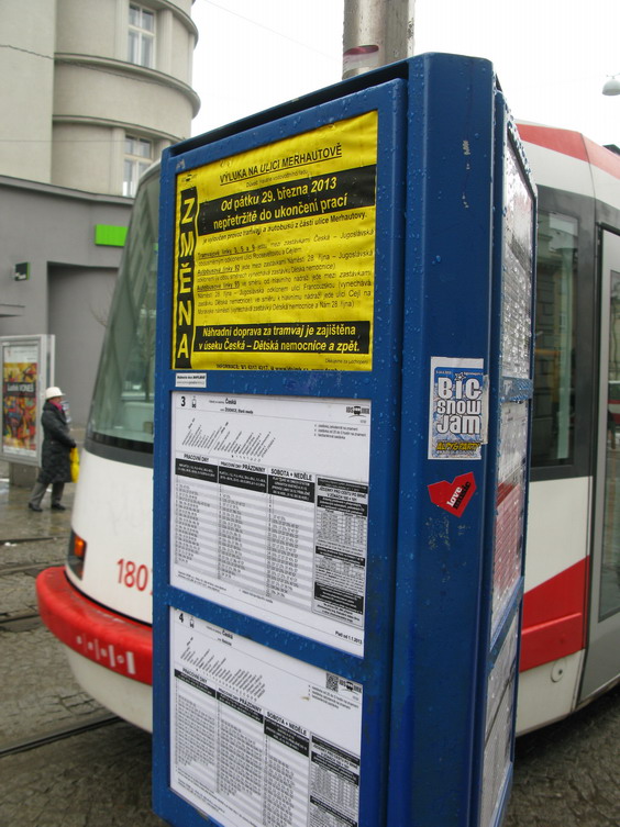 Žlutou barvou a výrazným nápisem se na zastávkách upozoròuje na doèasné zmìny.