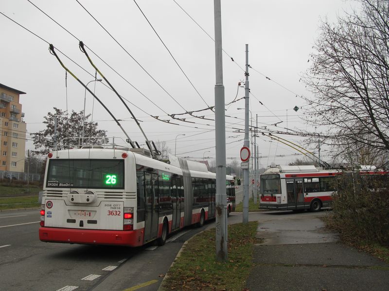 Nové brnìnské trolejbusy mají stejnì jako nové autobusy i tramvaje výrazné zelenì svítící informaèní panely. Díky tøicítce nových vozù už má Brno pøes 70 % všech trolejbusù nízkopodlažních.