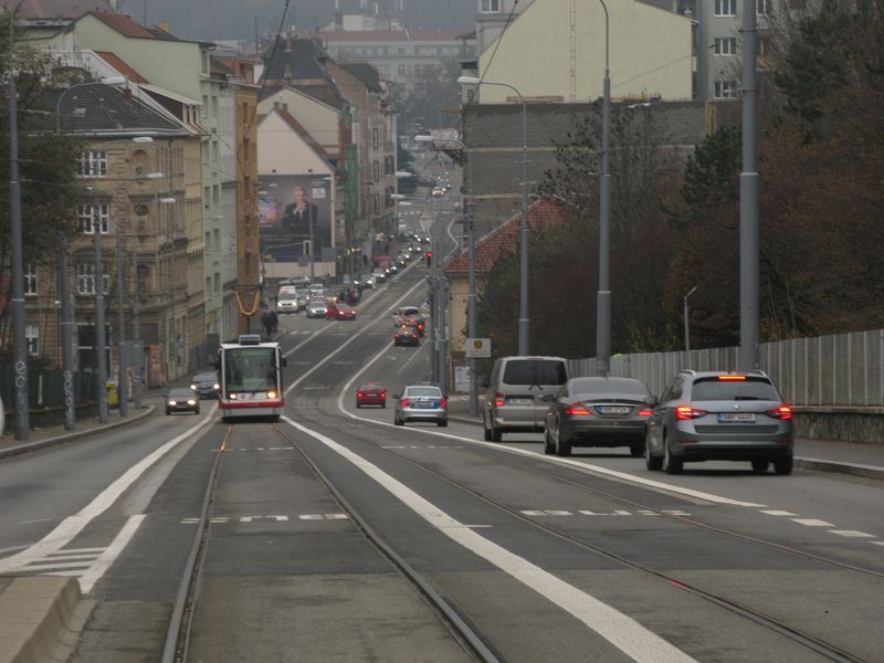 Dlouhotrvající rekonstrukce ulice Milady Horákové vedoucí východnì od Moravského námìstí pøinesla kromì kvalitní tramvajové trati také spoleèný pruh pro autobusy na tramvajových kolejích. Kromì tramvajových linek 3, 5 a 9 ho využívají také autobusové linky 67 a 82. U spoleèných zastávek tramvaje a autobusu jsou již samozøejmostí tzv. kasselské obrubníky.