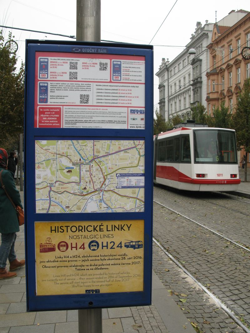 Nìkteré oznaèníky umožòují otoèit si vývìsní prostor pro jízdní øády podle potøeby. Novì se v centru objevují také mapky sítì v širším okolí. Zastávka Èeská je jednou z tìch, kde v sezónì zastavují také historické tramvajové linky. Pravidelný provoz historických vozidel lze využít na linkách oznaèených jako H4 (tramvaj) a H24 (autobus).