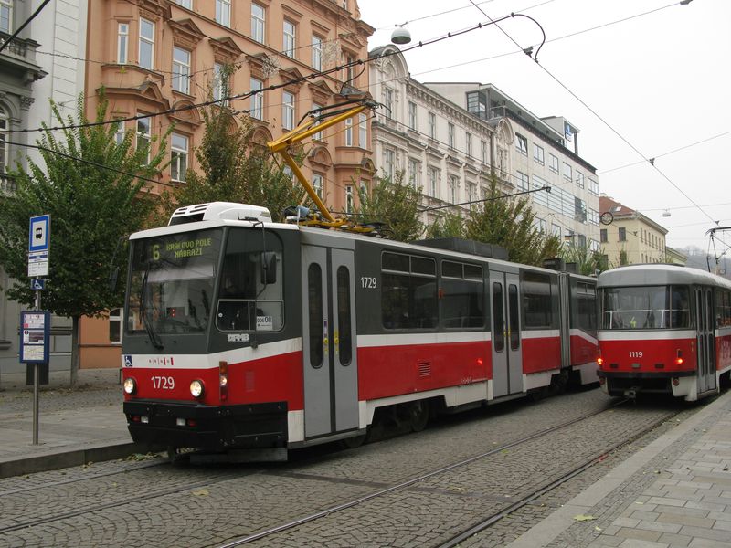 První generální opravy v brnìnských dílnách DP se doèkala tramvaj KT8D5N, kterých do Brna dorazilo v letech 1998-9 sedm kusù. V dobì návštìvy byla v provozu i druhá takto rekonstruovaná tramvaj.