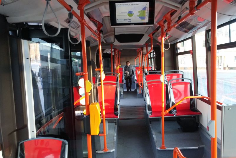 Interiér novì dodaných kloubových autobusù Iveco Urbanway z roku 2017. Plastovo-látkové sedaèky se objevují ve všech posledních dodávkách autobusù do Brna. Tyto autobusy už jsou jako první plnì klimatizované.