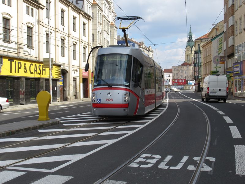 Letní tramvajové výluky pøinesly v roce 2017 také novou podobu Køenové ulice, po které jezdí v hustém sledu tramvajové, trolejbusové i autobusové linky. Spoleèný jízdní pás dostal nový asfalt i znaèení, MHD je zde preferována zas o nìco lépe.