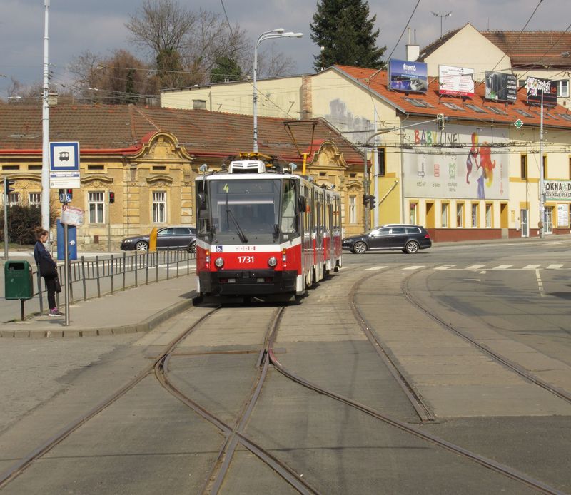 Rekonstruovaná obousmìrná tramvaj KT8D5N z roku 1998 na provizorní koneèné v Husovicích. Dál už probíhá rekonstrukce ulic smìrem do Obøan. Z celkem sedmi novì dodaných tramvají tohoto typu jsou po generálce už tøi.