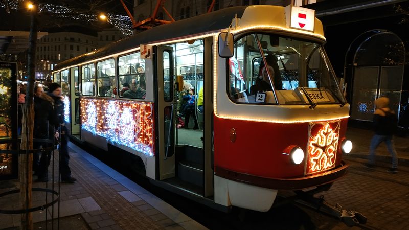 Vánoèní tramvaj se v Brnì pomalu stává tradicí – v pøedvánoèním èase jezdí vpodveèer okruh v centru Brna – na tuto dobu je vylouèen provoz pravidelných tramvají pøes námìstí Svobody, kde je centrum pøedvánoèních trhù.