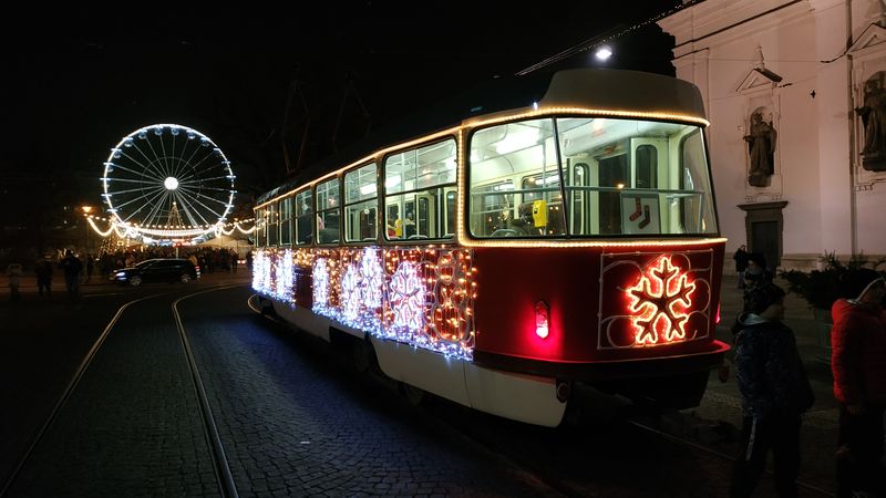 Jako vánoèní tramvaj je obleèen historický vùz T3, který o vybraných víkendech jezdí na lince 10 jako taková retroatrakce. Interval vánoèní tramvaje je 20 minut.