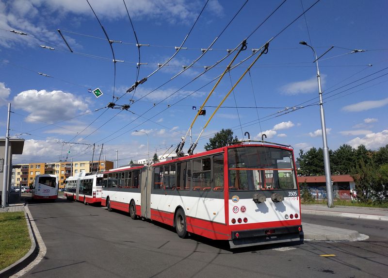 Narazit na kloubový vysokopodlažní trolejbus je v Brnì celkem vzácnost. Zde na nové smyèce Líšeò, Jírova poblíž podzemní tramvajové zastávky. Sem byly trolejbusy prodlouženy z pùvodní smyèky Novolíšeòská o 3 zastávky na podzim 2019.