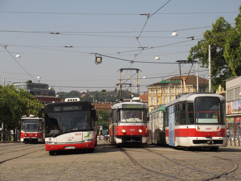 Na trati mezi Hlavním nádražím a Novými sady je vždy rušno. Svou manipulaèní zastávku sem vtìsnala i dlouhá tangenciální linka 50 pøes Bohunice do Bystrce.