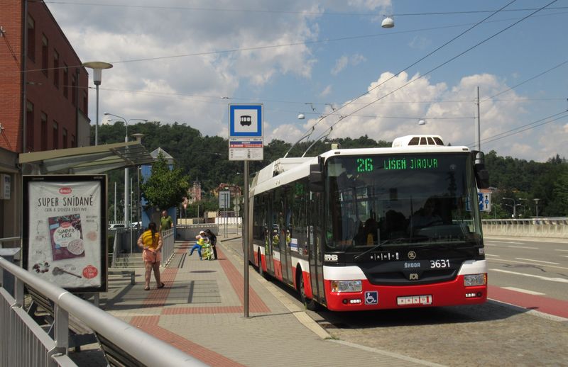 Kloubový trolejbus na nové zastávce u vozovny Pisárky na páteøní dvojlince 25+26. Chystaný další nákup kloubových parciálních trolejbusù pro plánovanou linku do Lesné byl pozastaven, prioritou jsou nyní vozy standardní délky. Rychleji než se èekalo, se bude totiž Brno zbavovat vozù 21Tr.