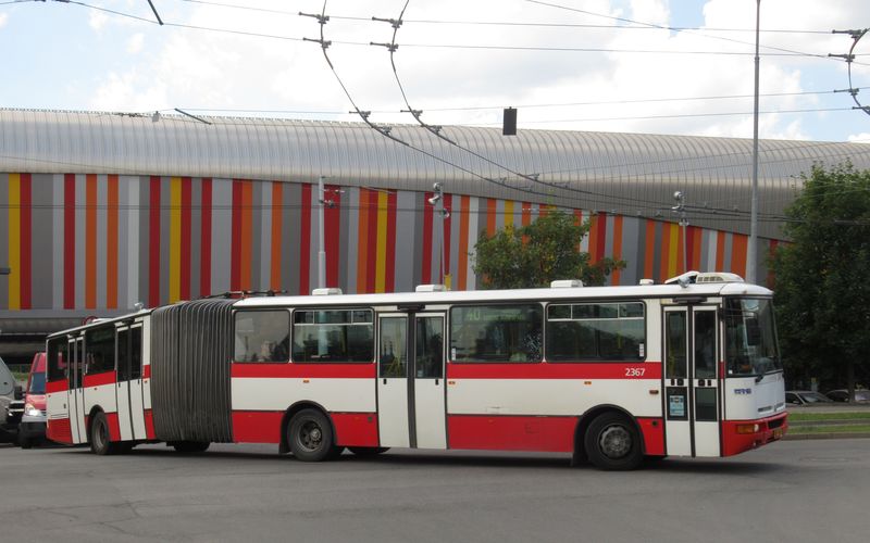 I pøes pomìrnì štìdrou obnovu autobusù v posledních letech jezdí po Brnì stále vìtší množství vysokopodlažních autobusù. Kloubových Karos tu potkáte ještì 18, ty nejstarší pocházejí z roku 2002.