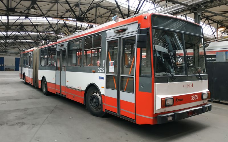 Jeden ze dvou posledních provozních trolejbusù Škoda 15Tr z roku 1991 v areálu husovické vozovny. Ta by se v budoucnu mìla stát muzeem MHD. Dlouho oèekávaný nákup nových kloubových trolejbusù bude realizován v podobì s karoserií Solaris.