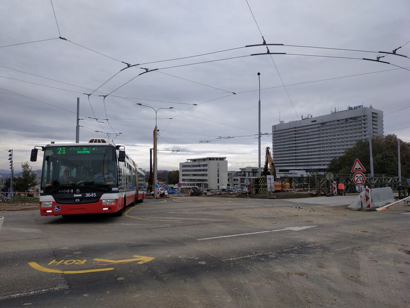 V plném proudu je výstavba nové tramvajové trati do bohunického kampusu. Kvùli budování tunelu pod Jihlavskou ulicí jezdí autobusy a trolejbusy po provizorním pøemostìní stavební jámy, kam se musejí dostat pomìrnì prudkým obloukem, vyžadujícím pøesnou navigaci pohybu kloubových vozidel.