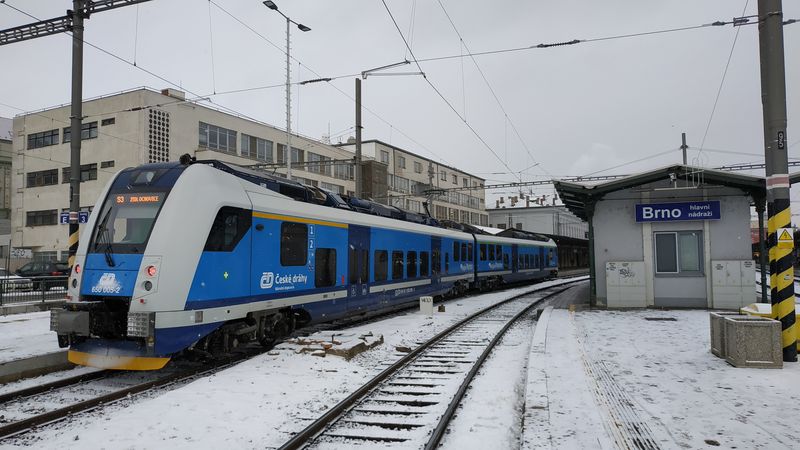 Jeden ze dvou dvouvozových RegioPanterù na lince S3 do Židlochovic, která je elektrifikována od prosince 2019. O rok pozdìji vyjely elektrické vlaky na této lince také do nedalekých Hustopeèí. Do obou mìst, novì spojených s Brnem pøímými vlaky, vedou odboèky z hlavní bøeclavské trati. Kvùli tomu již do Bøeclavi nejede linka S3, ale S51.