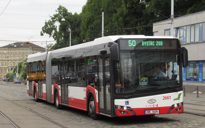 V roce 2020 poøídil brnìnský DP dvacítku kloubových Solarisù nejnovìjší generace. Ty nahradily nejstarší autobusy Karosa B931E a Citelis standardní délky – postupnì se tedy zvyšuje nabízená kapacita autobusové flotily.