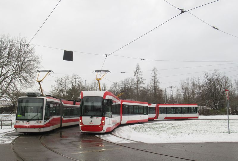 Nové tramvaje EVO2 s pøezdívkou Brnìnský drak se na lince 4 støídají s tøíèlánkovými podobnì kapacitními vozy Anitra. Tìch jezdí v Brnì 17. Celkem má být v brnìnském DP zkompletováno 41 Drakù. Aktuálnì byl zveøejnìn vítìz dalšího tramvajového tendru – plzeòská Škodovka dodá až 40 obousmìrných tøíèlánkových tramvají ForCity Smart.