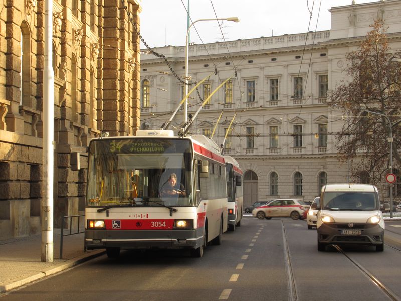 Pùvodnì královéhradecký trolejbus z roku 2000 na provizorní manipulaèní zastávce Èeská, kde jsou aktuálnì ukonèeny linky 32, 34 a 36. Kromì již stvrzeného nákupu až 40 kloubových trolejbusù plánuje Brno také poøízení vozù standardní délky, které si bude montovat podobnì jako tramvaje EVO2 ve vlastní režii z dodaných komponent.