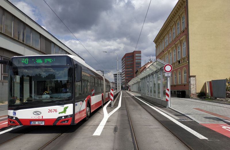 Novou tra� v Plotní používá také páteøní linka 40 smìøující do Bohunic. Na ní byl zachycen jeden z 20 Solarisù z roku 2020, na které o rok pozdìji navázala dodávka dalších 13 takových vozidel.