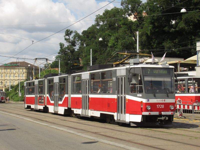 Rekonstrukce trati do Starého Lískovce znamenala bìhem letních prázdnin vylouèení celé trati do tohoto kopcovitého sídlištì. Jelikož byla linka 8 odklonìna na Ústøední høbitov, byla v nerekonstruovaném úseku v ulici Nové Sady nahrazena krátkou linkou 7, která byla zajištìna jedinou obousmìrnou tramvají a ukonèena na Hlavním nádraží.