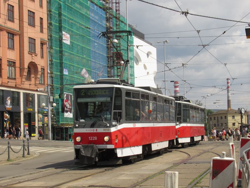 Brno se stalo druhým domovem již 30 pražských tramvají T6A5, které v Praze v roce 2021 dojezdily v bìžném provozu. Dvì z nich ale do provozu nezasáhnou – jedna se stala zdrojem náhradních dílù, druhá slouží jako pracovní vùz.