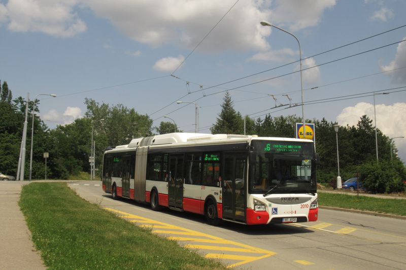 Náhradní dopravu za tramvaje zajiš�ovaly v dobì letní výluky do Starého Lískovce hlavnì autobusové linky X6 a X8.