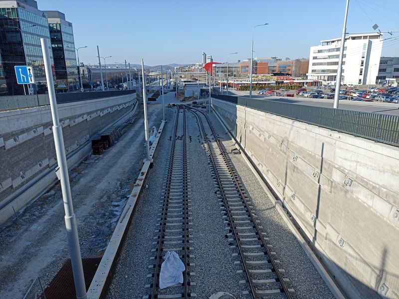 Severní výjezd z 619 metrù dlouhého tramvajového tunelu do prostoru mezi bohunickou nemocnicí a univerzitním kampusem. V prosinci 2022 se tak výraznì zkrátí cesta do centra oproti autobusùm sužovaným èastými kolonami.