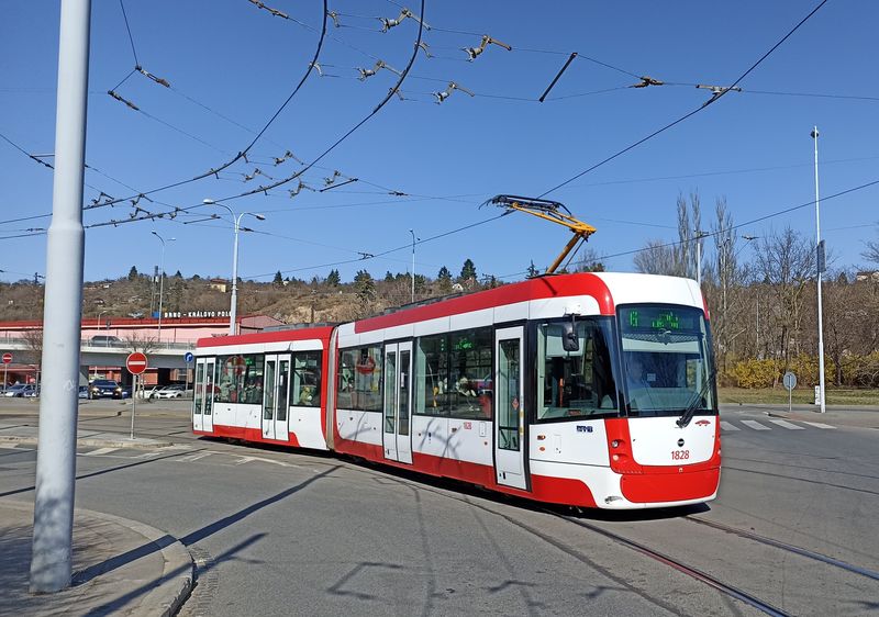 EVO2, neboli Brnìnský drak obsluhuje o víkendu také linku 6, která vyjíždí od nádraží Královo Pole. Co do poètu dodávek tramvají tohoto typu je Brno aktuálnì v polovinì.