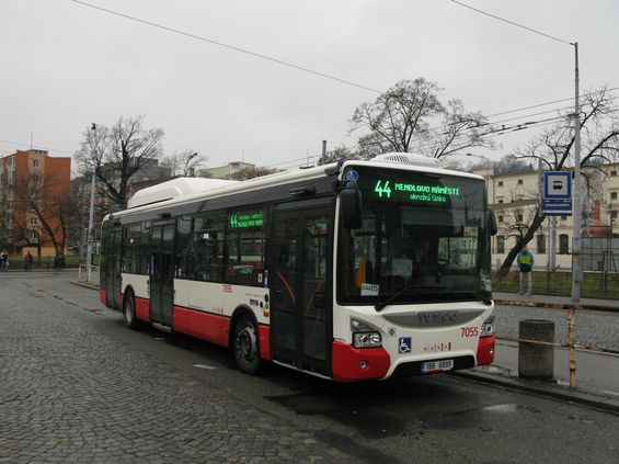 Celkem 56 nových autobusù Iveco Urbanway bude brázdit brnìnské ulice ještì v roce 2015. S podporou Evropské unie kupuje v souèasné dobì brnìnský DP celkem stovku autobusù pohánìných stlaèeným zemním plynem.