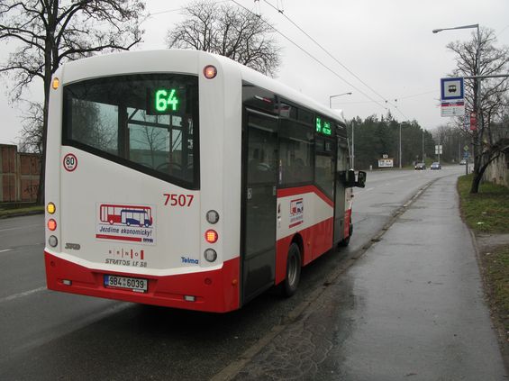 Snahu brnìnského DP o rùznorodost vozového parku autobusù a tím pádem i vyšší efektivitu podtrhuje i slogan na zádi minibusu Stratos.