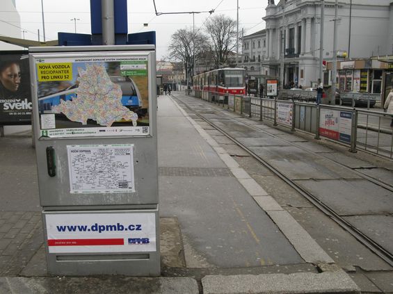 K propagaci systému a informacím o dopravì je využito také tìchto skøíní na tramvajových zastávkách pøed Hlavním nádražím. Novinkou hodnou chlubení je sedm nových vlakù RegioPanter.