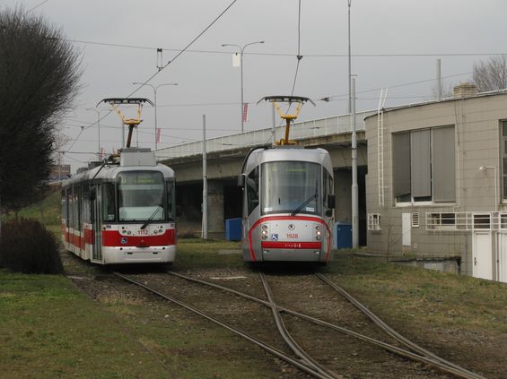 Tramvajovo-autobusová koneèná v Královì Poli u nádraží. V uzlu jsou rozesety elektronické informaèní panely, informující také o odjezdech vlakù. Do Brna by v pøíštích letech mìlo dorazit dalších 20 tramvají Škoda 13T. Aktuální modernizace vozového parku spoèívá v dodávkách "rekonstruovaných" tramvají T3 a K2. V roce 2014 takto do Brna dorazilo 6 sólo a 6 dvouèlánkových tramvají.