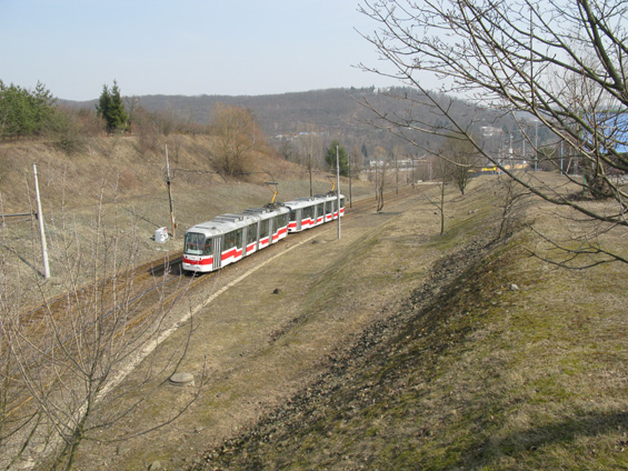 A další pohled na dvojici "dvojwan" u zastávky Pøístavištì. Tyto nejdelší tramvaje v ÈR jezdí na lince 1 od záøí 2009.
