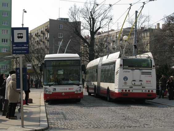 Setkání nových trolejbusù Škoda 25Tr s karoserií Citelis na Mendlovì námìstí. Linka 26 spolu s linkou 25 zajiš�uje spojení líšeòského sídlištì s Královým polem a se severní èástí centra Brna.