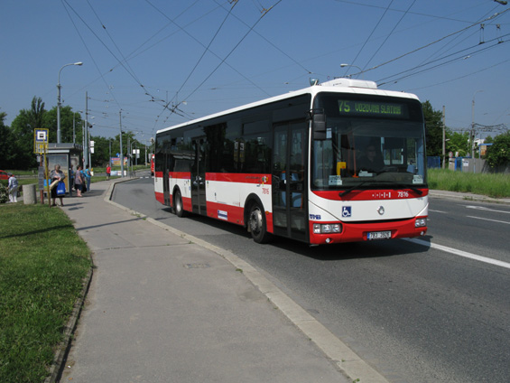 Nové autobusy Iveco Crossway LE z loòské 25kusové dodávky jezdí hlavnì na tangenciální lince 75 mezi Vozovnou Slatina, Starou osadou a Obøany.