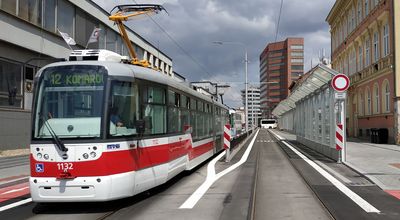 Brno slavnostn zahjilo provoz na peloen tramvajov trati do Komrova, by obloen monstrznmi protihlukovmi zdmi. Dle zdrn pokroilo ve stavb nov tramvajov trati do Bohunic a proto se mu...