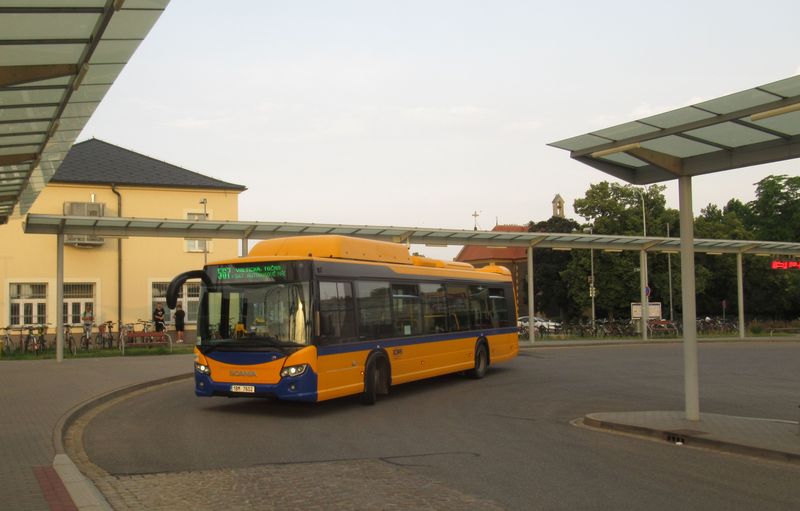 Jedna z 15 mìstských Scanií na novém autobusovém nádraží, které funguje od roku 2014. V roce 2018 poøídil místní dopravce BORS celkem 14 tìchto plynových autobusù, v roce 2021 pøibyl patnáctý.