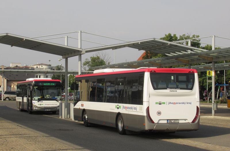 Stejné autobusy dvou rùzných dopravcù. Kromì ÈSAD Kyjov Bus provozuje linky smìrem na Mikulov a Znojmo tamní dopravce ZDS Psota, který pro novou mikulovskou základnu poøídil 22 Crosswayù. Regionální linky na Bøeclavsku mají èísla 542 a 570-574.