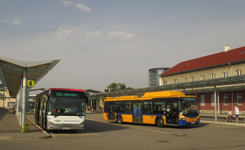 Každý z 15 mìstských autobusù je pojmenovaný po jednom druhu kvìtiny, která je vyobrazena na prostøedních dveøích. Místní dopravce BORS už zde provozuje pouze MHD, regionální linky opustil v roce 2022 ve prospìch novì vysoutìžených dopravcù, kteøí koupili autobusy Iveco Crossway LE již v novém jihomoravském nátìru.