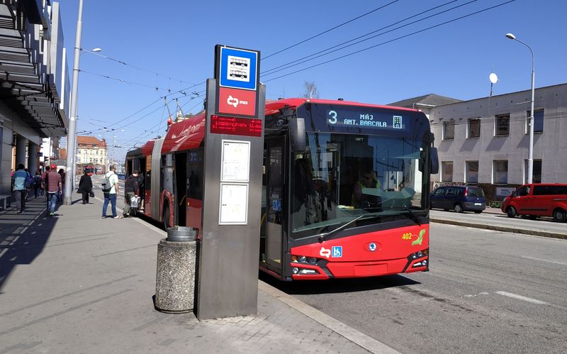 Superpáteøní trolejbusová linka 3 na poèáteèní zastávce u Hlavního nádraží, která má ze všech linek nejkratší intervaly a míøí nejkratší cestou do sídlištì Máj. V roce 2018 poøídil èeskobudìjovický DP 11 kloubových trolejbusù Škoda 27Tr s karoserií Solaris 4. generace.