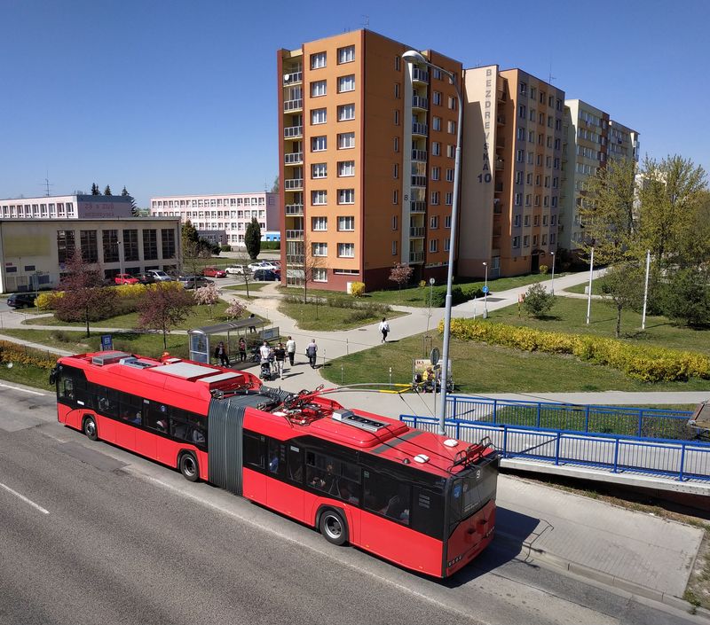 Støedem sídlištì Vltava projíždìjí trolejbusové linky 5 a 9. Zbylá desítka vysokopodlažních trolejbusù Škoda 15Tr je vypravována pouze ve všední dny. Od roku 2016, kdy bylo pøedstaveno nové logo místního DP, jsou autobusy i trolejbusy celoèervené.