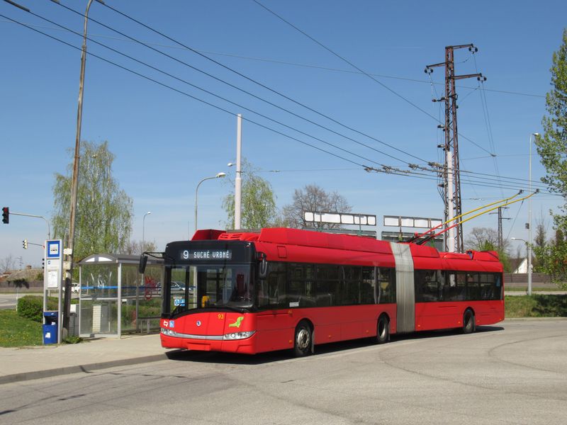 Starší generace trolejbusù Škoda 27Tr s karoserií Solaris na nejnovìjší koneèné linky 9 Èeské Vrbné. Tìchto trolejbusù, které byly jako první poøízeny v novém èerveném nátìru, bylo v letech 2013-17 zakoupeno celkem 6.
