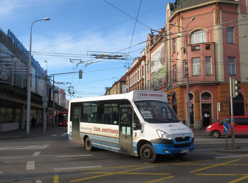 Na ménì vytížené linky nasazuje zdejší regionální dopravce i tyto minibusy Iveco/Stratos, kterých má k dispozici 9.