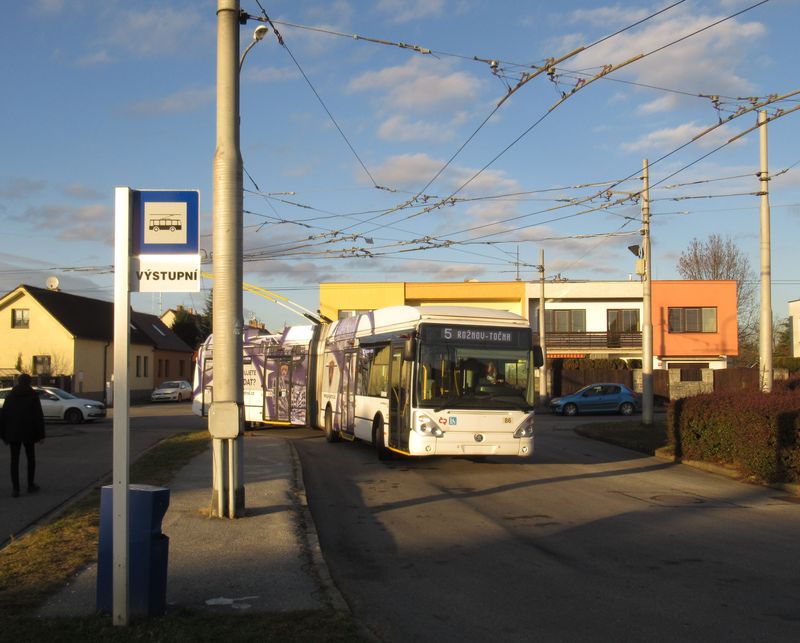 Jeden z nejnovìjších trolejbusù s karoserií Citelis z roku 2012 pøijíždí na koneènou linky 5 v jižní èásti Rožnov. Kousek odtud je další smyèka Centrum Rožnov, kterou používá linka 2.