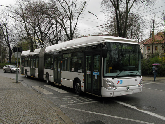 Jeden ze starších nízkopodlažních Citelisù (Škoda 25Tr). Tyto vozy jsou dodávány od roku 2005. Buï v bílém nátìru nebo polepené reklamou. Interiér je standardnì pøívìtivì žlutomodrý.